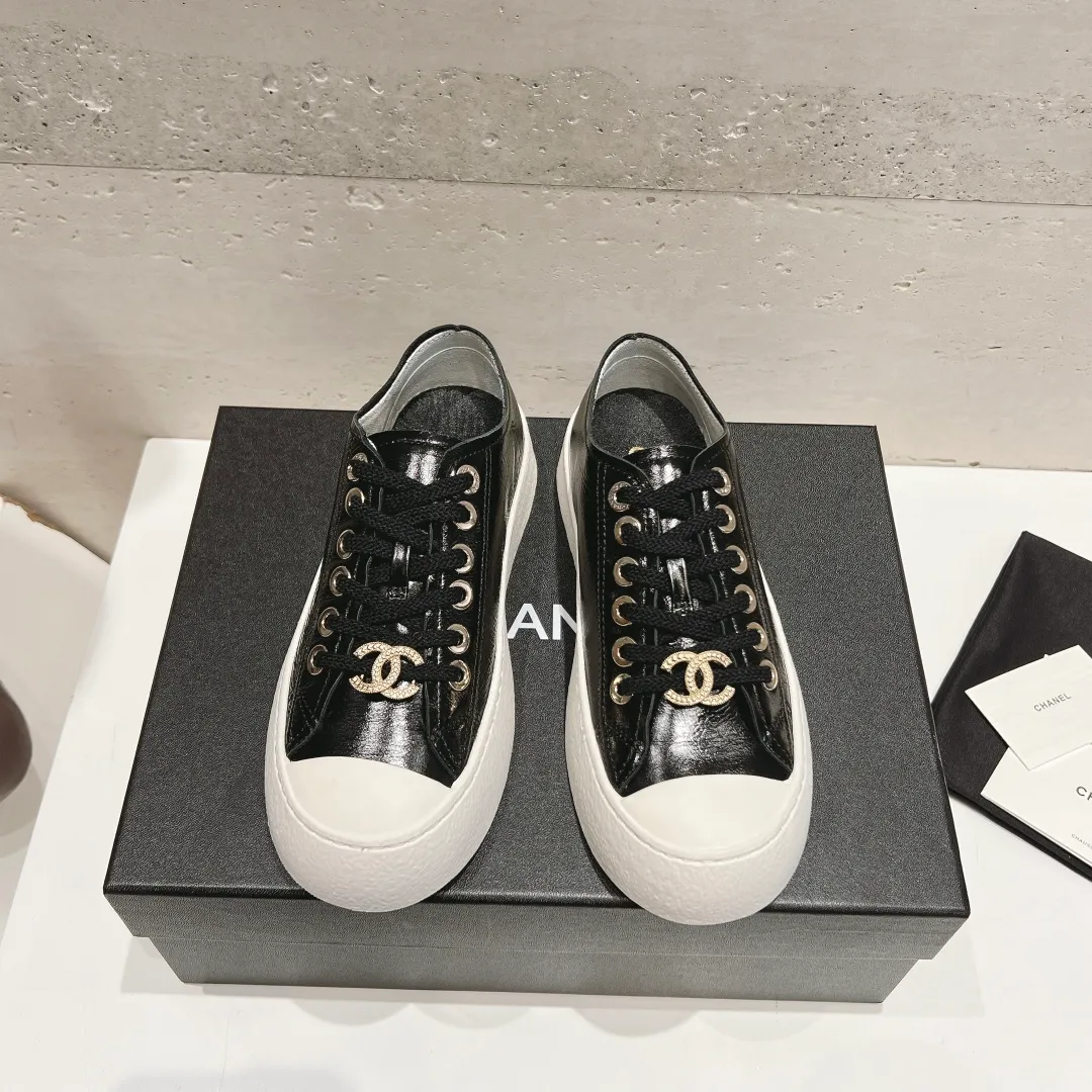 👟👟Ex-factory price 440👟👟 Top version Chanel Chanel 24 latest model full leather panda color white shoes casual sports shoes skateboard shoes original purchase and development production Xiaoxiang C Home Another super popular item in the counter, loved by Internet celebrity bloggers and sisters, and various praises on social platforms. It is very popular, has a high texture, is breathable and super spring and summer. Seeing this issue always arouses the inner desire of girls for fashion. The latest suede material, classic black and white color, full of fashionable feeling on the feet, easy to care for. Fabric: Original customized imported cowhide material. Lining: Customized soft sheepskin lining. Sole: Original molded TPU non-slip outsole. Bottom thickness: 2.5CM. Size: Women's size 35-40 (custom-made sizes 40 are non-refundable)